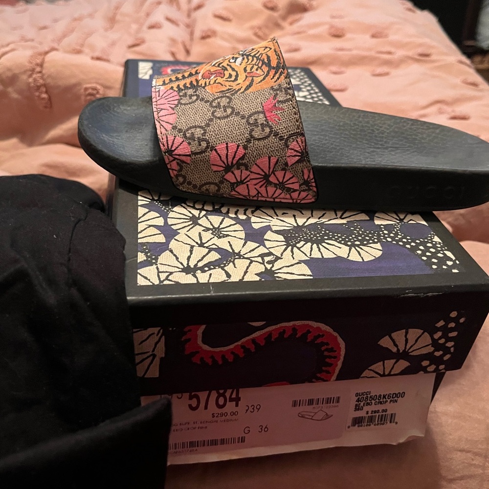 I’m selling these Gucci slides only worn three times